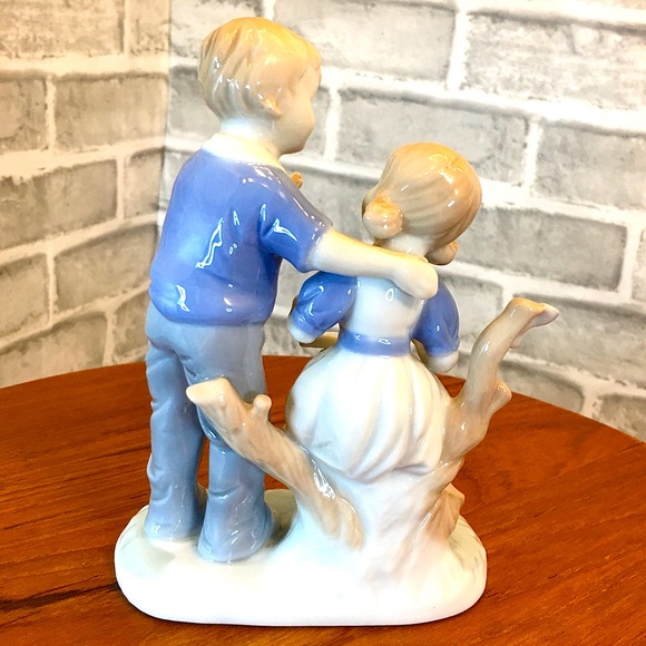 Ceramic Children at Story Time - Picture 8 of 10